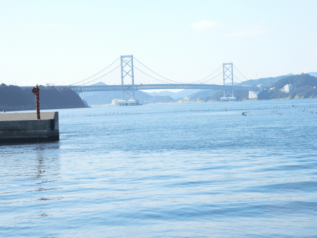 伊毘漁港から見える鳴門海峡大橋の風景